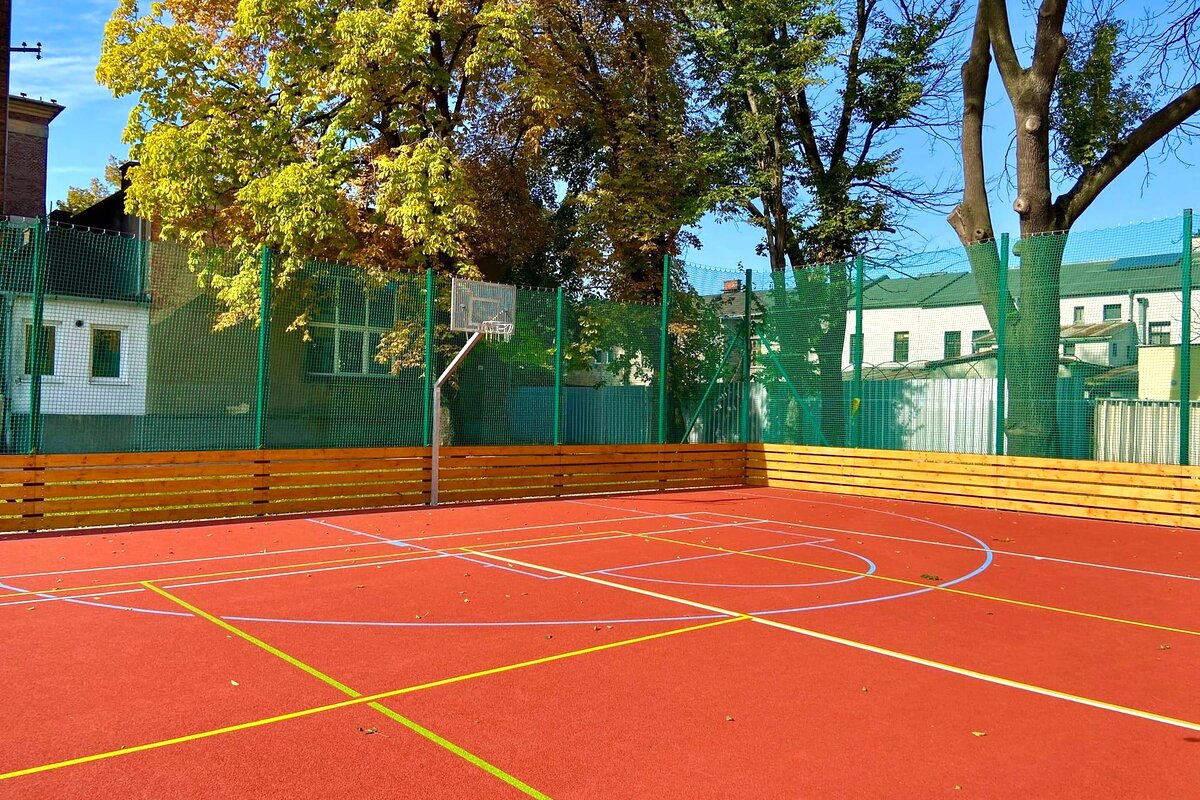 Oplocení basketbalového hřiště — realizace Stavíme ploty