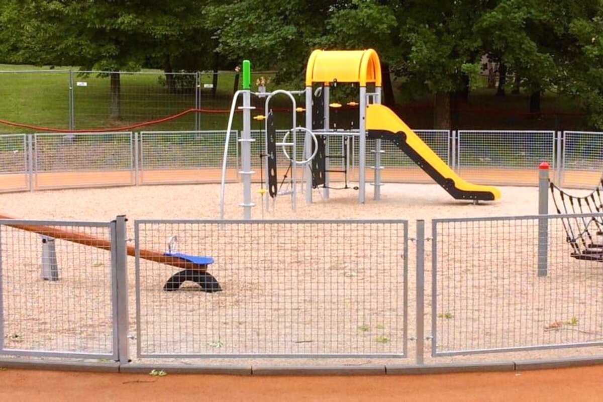 Oplocení dětského hřiště — panoramatický pohled