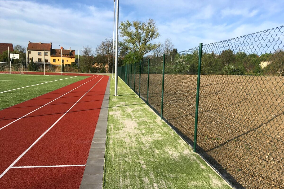 Oplocení u běžecké dráhy pletivem — realizace Stavíme ploty
