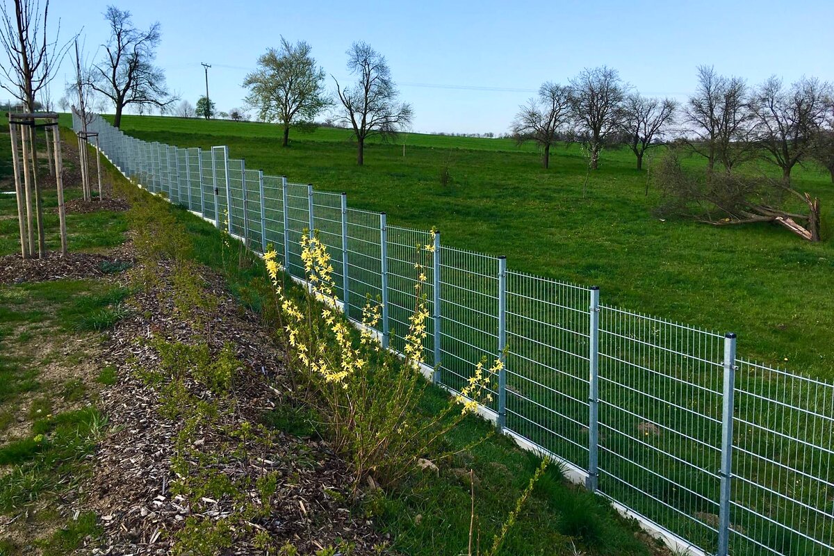 Pozinkované panelové oplocení 2D na svahu — realizace Stavíme ploty