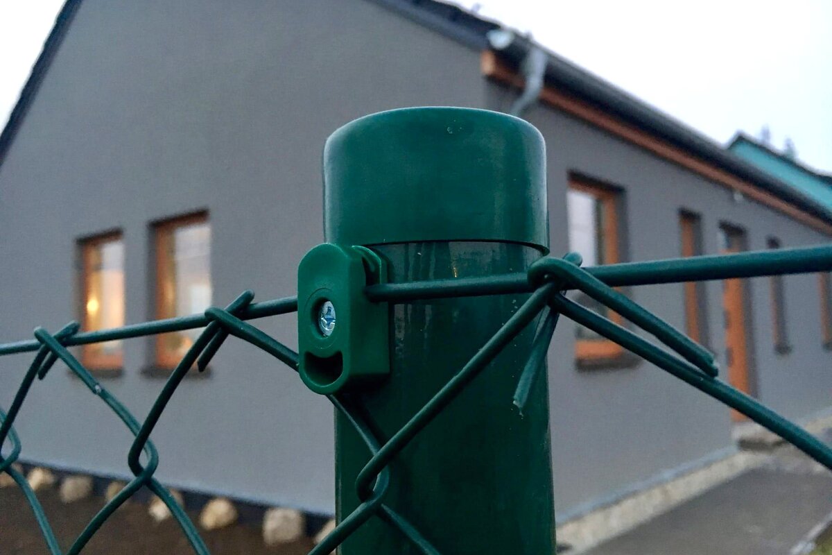 Detail sloupku pletivového plotu — kvalitní provedení Stavíme ploty