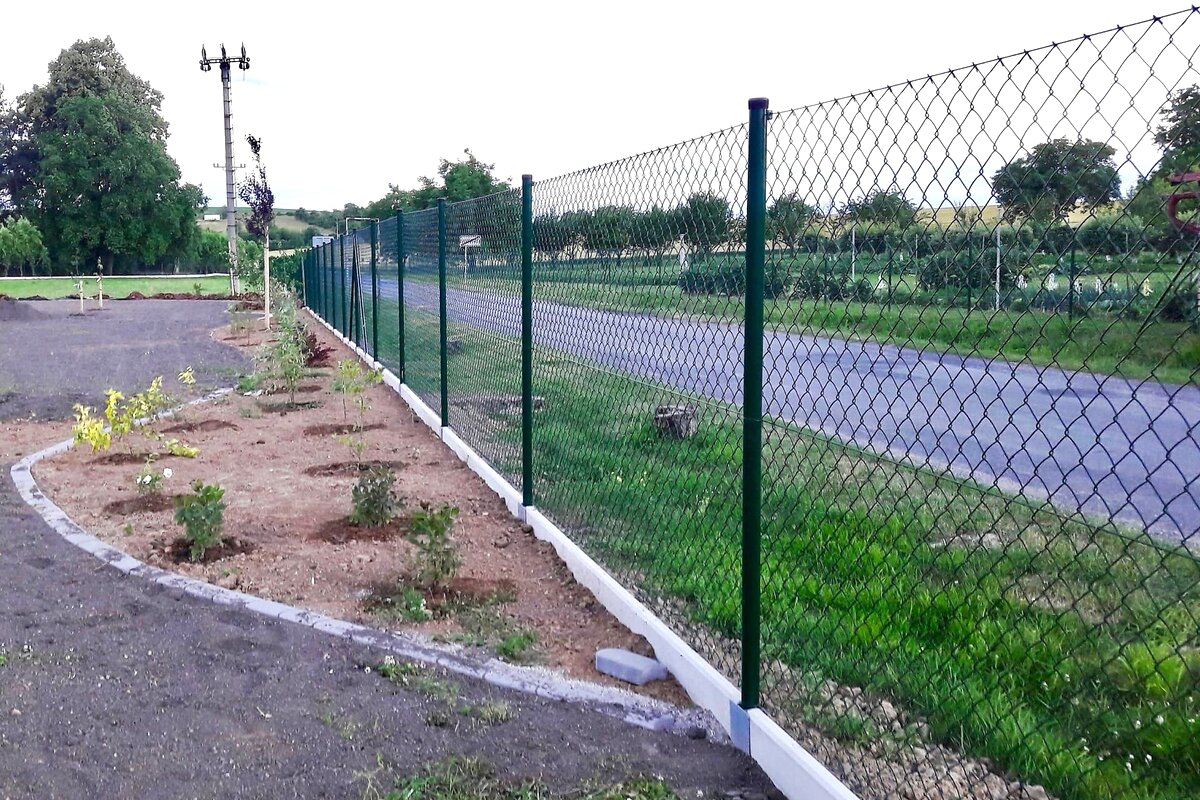 Pletivový plot s podhrabovou deskou u zahrady — Čelechovice